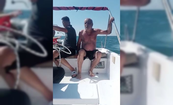 Denizde boğulma tehlikesi geçiren şahsı vatandaşlar kurtardı