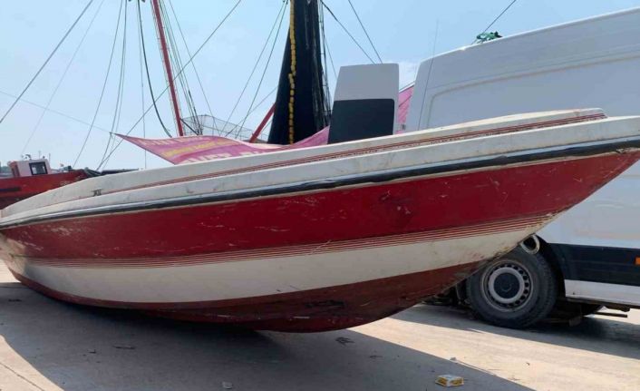 Denizde bulunan teknenin sahibi aranıyor