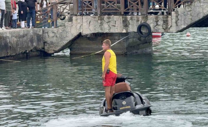 Denizde saygı duruşu büyük alkış aldı