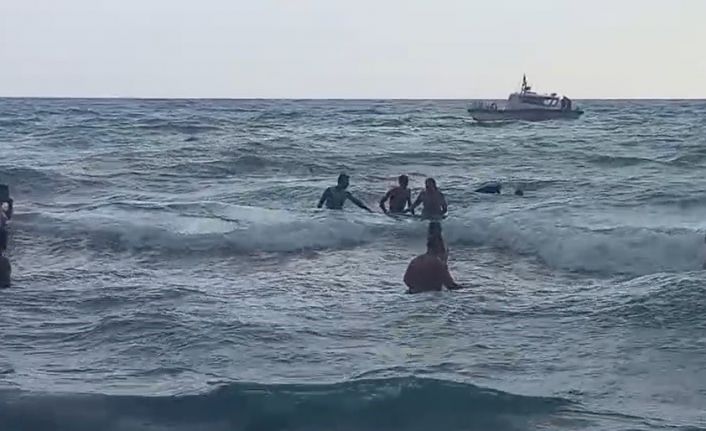 Denize giren yabancı uyruklu şahsın boğulma tehlikesi yaşadığı anlar kamerada