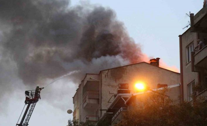 Denizli’de 7 katlı apartmanın çatısı alevlere teslim oldu