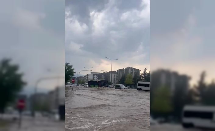 Denizli’de yollar göle döndü, sürücüler zor anlar yaşadı