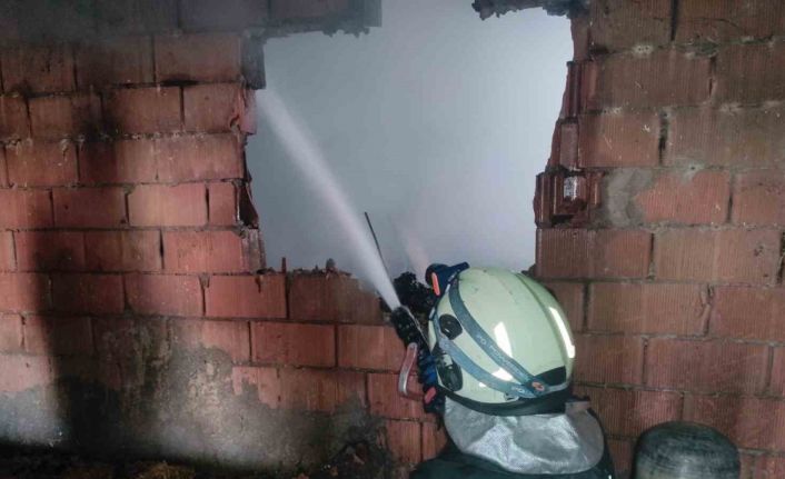 Depo yangını komşuların su taşıması ve itfaiyenin müdahalesiyle söndürüldü