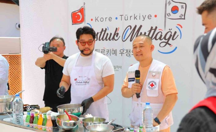 Deprem bölgesinde dostluk yemeği