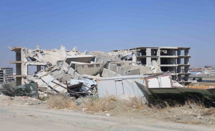 Deprem etkisi yaşatan 12 katlı binanın yerle bir olduğu anlar kamerada