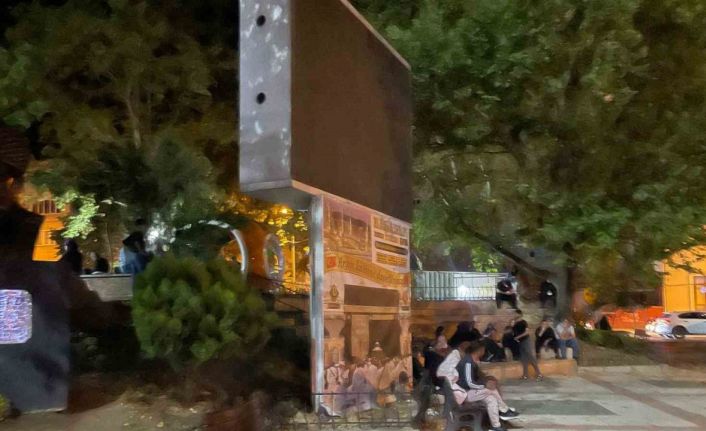 Deprem korkusuyla geceyi sokakta geçirdiler