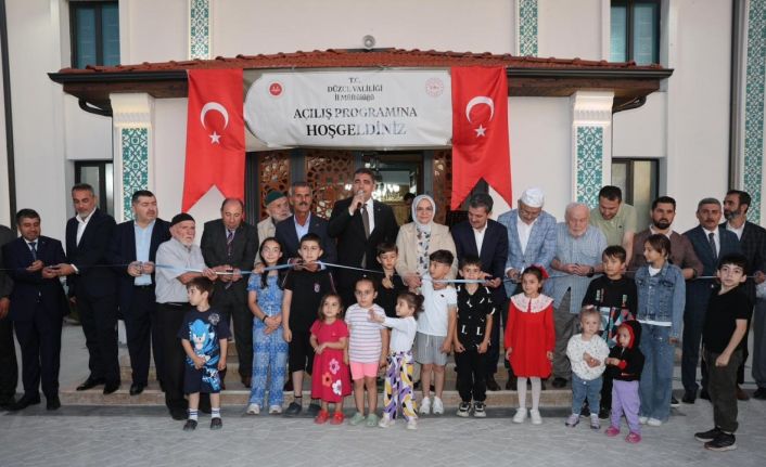 Depremde ağır hasar gören caminin yerine yenisi yapıldı