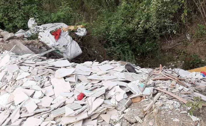 Dere yatağını çöplüğe çevirdiler