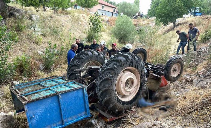 Dereye taş dökerken devrilen traktörün altında kaldı, cansız bedeni 1 saat sonra bulundu