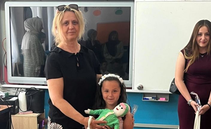 Derste ürettiklerini anaokulu öğrencilerine hediye ettiler