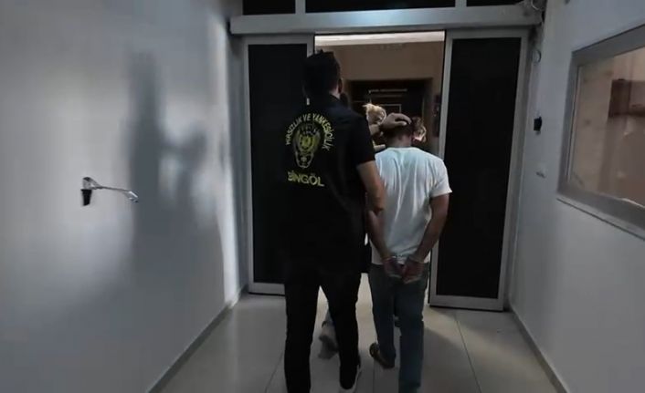 Dilenci kılığında evlere girerek 1 milyon liralık ziynet eşya çalan hırsızlar yakalandı