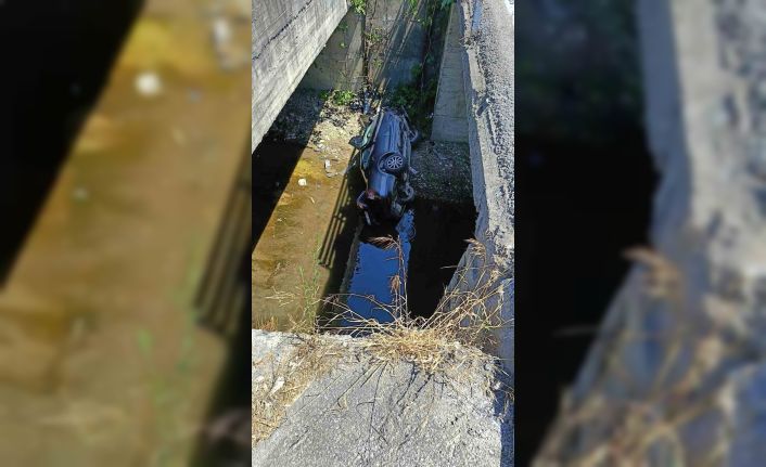 Direksiyon hakimiyetini kaybeden otomobil iki köprü arasından dereye uçtu
