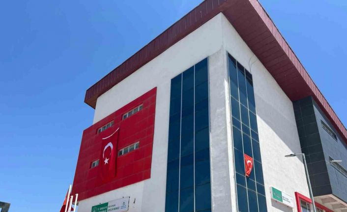 Diyadin’de sokaklar al bayrakla donatıldı