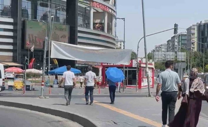 Diyarbakır sıcağında şemsiyeli çözüm