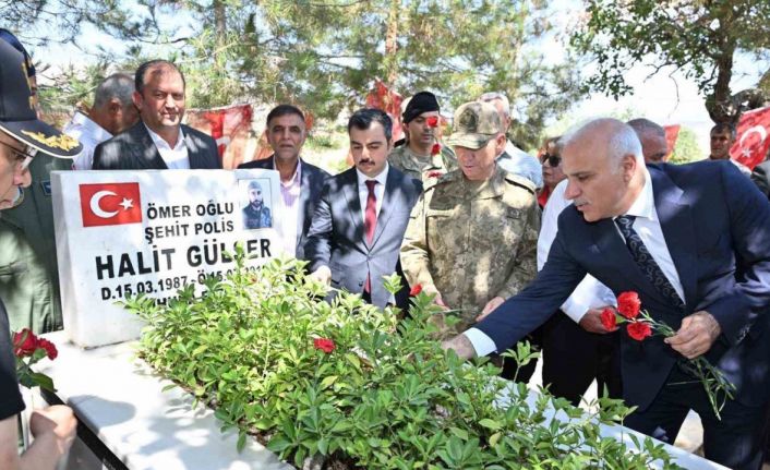 Diyarbakır’da 15 Temmuz şehitleri kabirleri başında dualarla anıldı