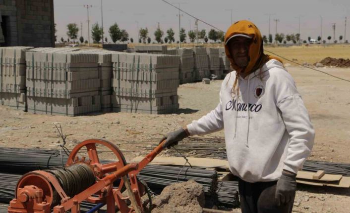 Diyarbakır’da inşaat işçilerinin 49 derece kavurucu sıcaklar altında mücadelesi