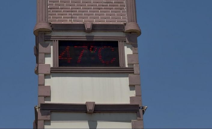 Diyarbakır’da termometre 47 dereceyi gösterdi: Çocuklar havuzda, yetişkinler cami gölgesinde serinledi