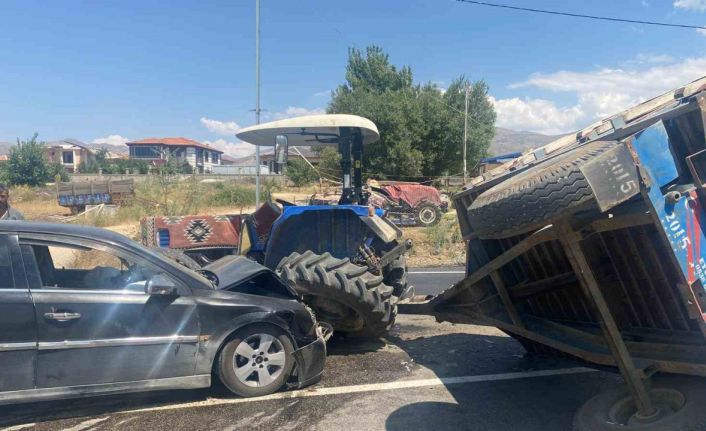 Doğanşehir’de otomobil, traktör römorkuna çarptı: 2 yaralı