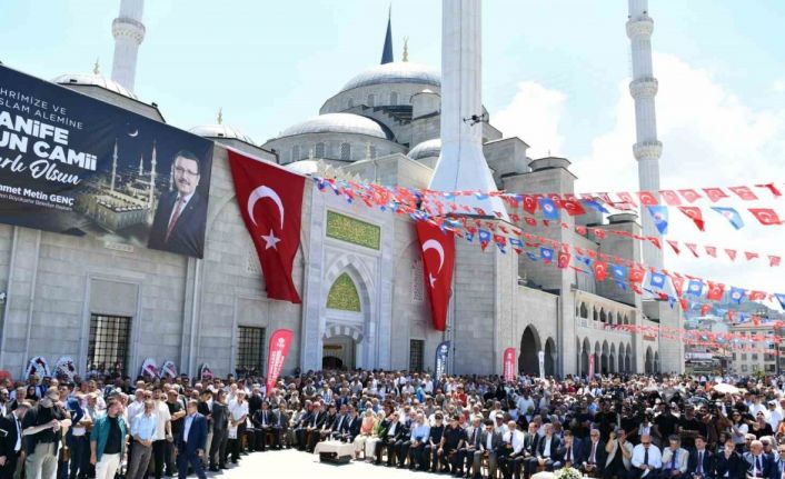 Doğu Karadeniz’in en büyük camisi Hanife Hatun Camii ibadete açıldı
