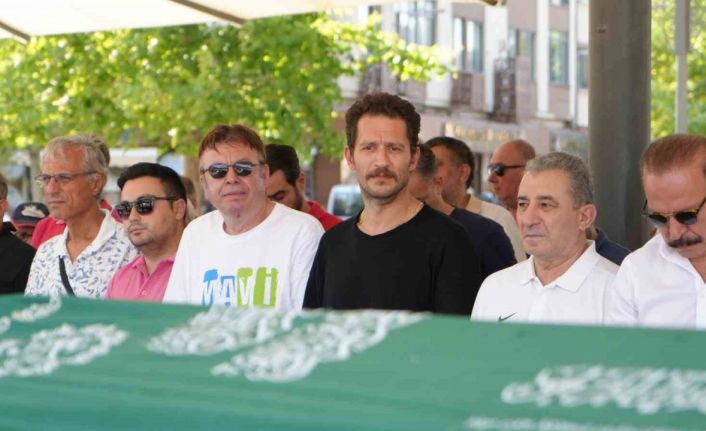 Doğum gününde acı haberi alan ünlü oyuncu, dedesini son yolculuğuna uğurladı