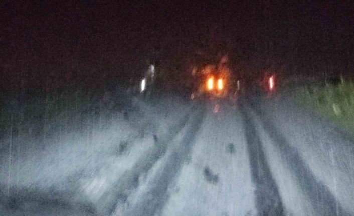 Dolu yağışı karayolunu beyaza bürüdü, sürücüler zor anlar yaşadı