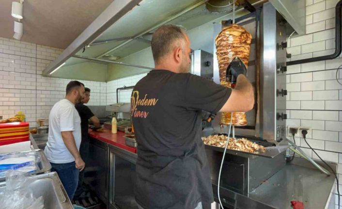 Dönerci ustası kavurucu sıcakta, ateş karşısında kafasına buz torbası koyarak serinlemeye çalıştı
