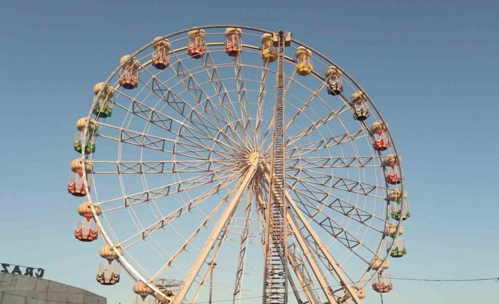 Dönme dolapta mahsur kalan 3 kişi, 42 metrelik itfaiye merdiveniyle kurtarıldı