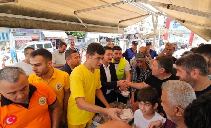 Dörtyol’da orman yangınında şehit düşen kahramanlar için helva dağıtıldı