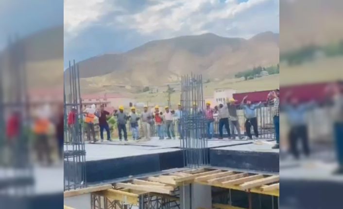 Düğün salonunda çalan müziğe eşlik eden işçilerin görüntüsü gülümsetti