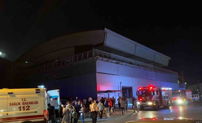 Düğün salonunda korkutan yangın: 2’si çocuk 4 kişi dumandan etkilendi