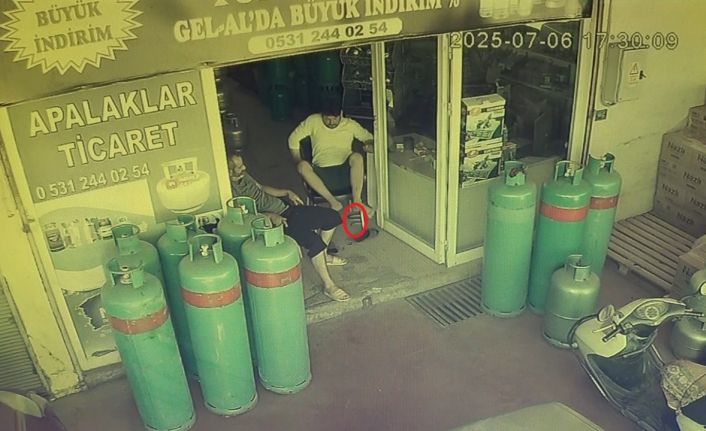 Dükkana giren yılan, esnafı sokağa fırlattı