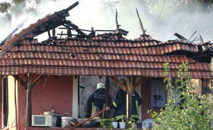 Dumanları fark edince 2 torununu da alarak çıktı, evinin üst katı küle döndü