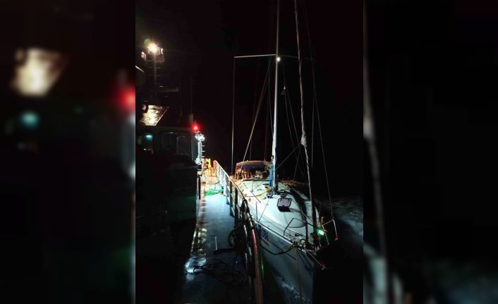 Dümen arızası yapan yelkenli tekne kurtarıldı