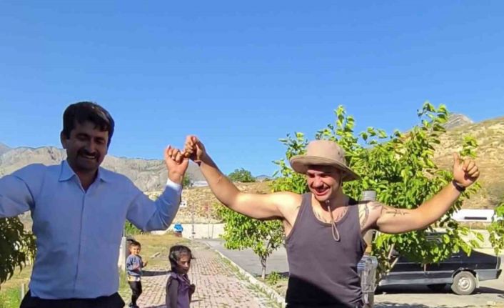 Dünyayı gezen Portekizli turist, Tortum Şelalesi’nde Erzurum havası oynadı