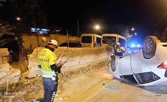 Duvara ve başka bir araca çarpıp takla attı, araçtan çıkıp kayıplara karıştı