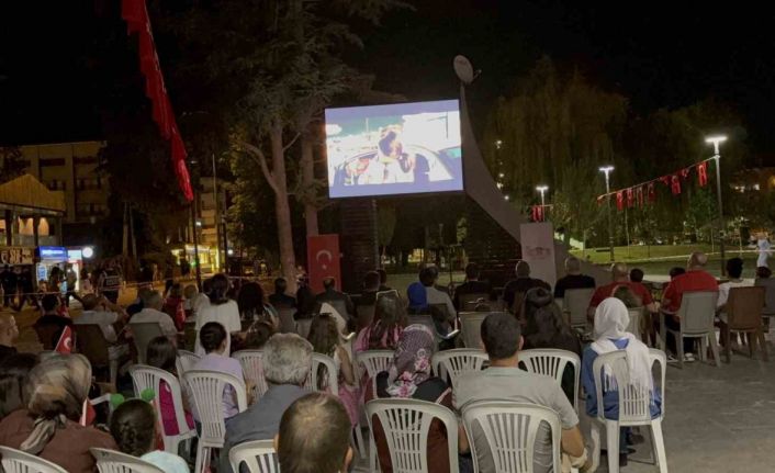 Duygu yüklü film açık havada izlendi