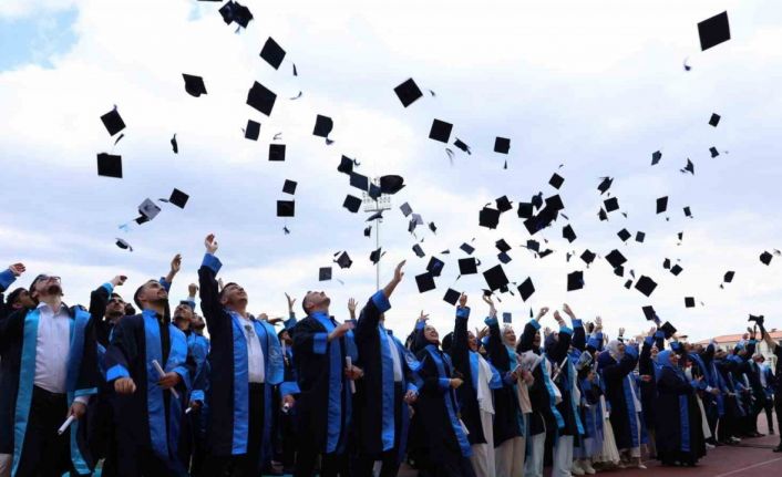 Düzce Üniversitesi’nde mezuniyet coşkusu