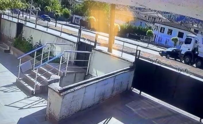 Düzce’de kamyon ile otomobil çarpıştı: 1 ölü