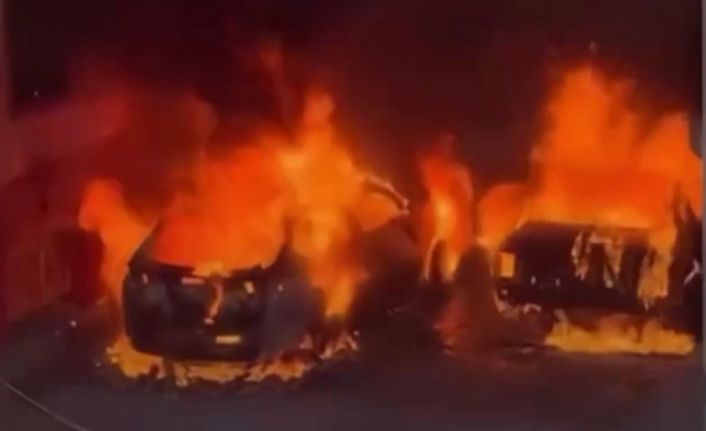 Edirne’de 2 otomobil kundaklandı