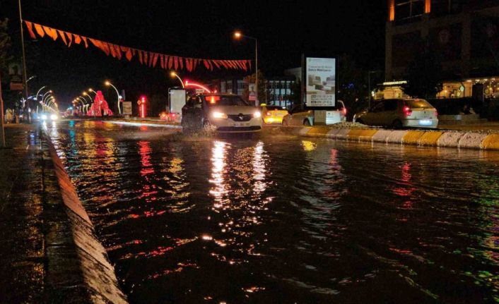 Edirne’de içme suyu hattı patladı: Cadde ve sokaklar göle döndü