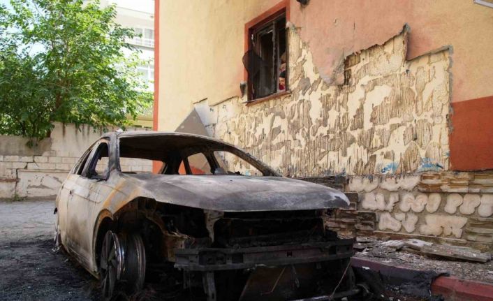 Edirne’de park halindeki iki otomobil alev alev yandı