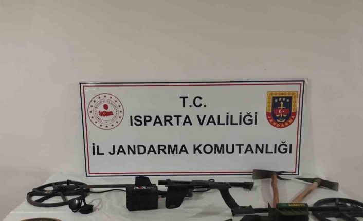 Eğirdir’de şüphelenilen 4 kişiden kazma ve dedektörler ele geçirildi