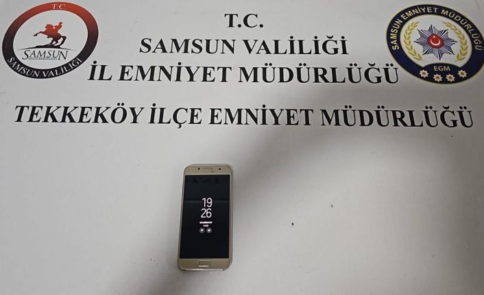 Ehliyet sınavına girerken göğüs kafesinin çukuruna gizlediği cep telefonuyla yakalandı