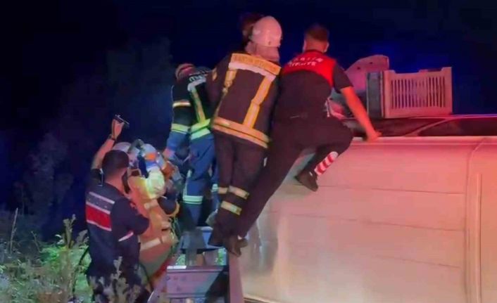 Ekmek aracı traktöre çarptı: 2 yaralı