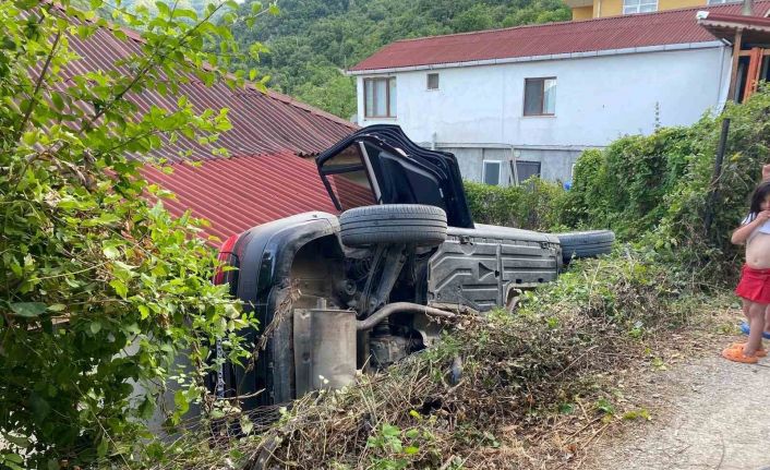 El freni çekilmeyen otomobil evin boşluğuna düştü