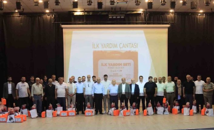 Elazığ Belediyesi muhtarlara ilk yardım ve yangın söndürme tüpü dağıttı
