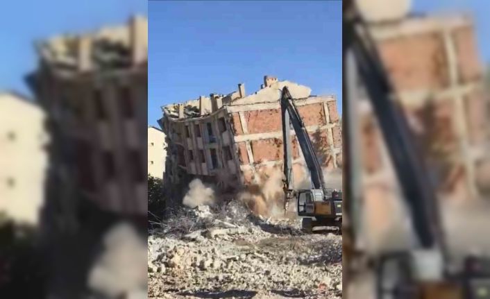 Elazığ’da ağır hasarlı binaların yıkımları sürüyor: Tek dokunuş ile yıkıldı