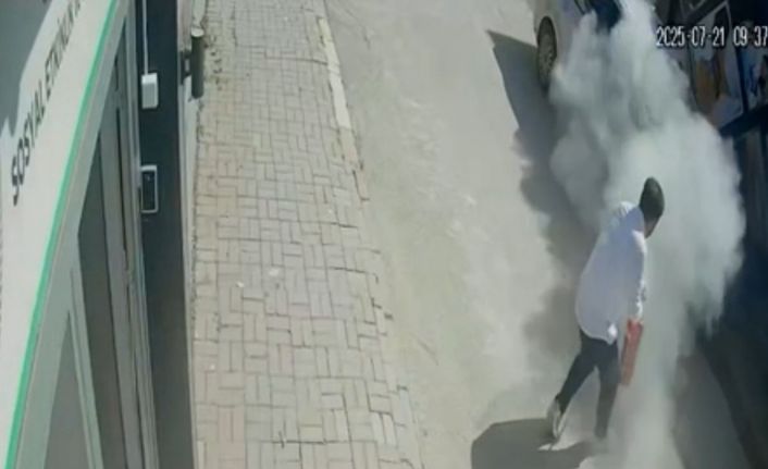 Elazığ’da araç yangını güvenlik kameralarına yansıdı