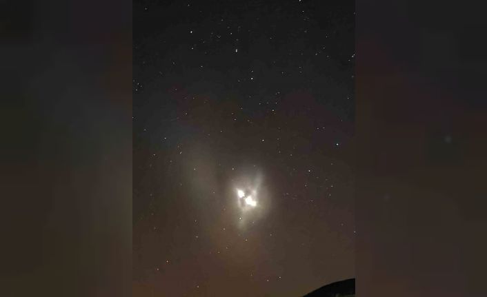 Elazığ’da gece saatlerinde gökyüzünde görülen ışık hüzmesi heyecanlandırdı