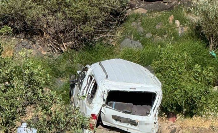 Elazığ’da hafif ticari araç şarampole uçtu: 1 ölü